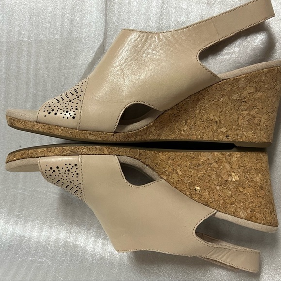 Clarks Collection Womens B Cream Wedges Sandals 10M Ankle Strap Cork Style Heel - Picture 13 of 16